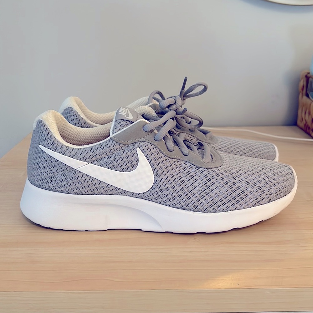 Nike Tanjun Move to Zero Sneaker size 8